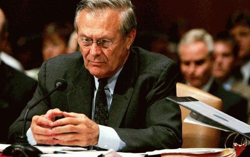 WASHINGTON â€“ De Amerikaanse minister van Defensie, Rumsfeld, wordt onder ede ondervraagd over de mishandelingen in Irak. Dat gebeurde tijdens een speciale hoorzitting van de commissie voor de strijdkrachten van de Senaat. De zitting werd korte tijd vers