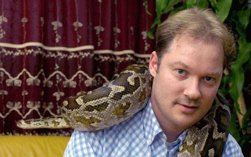 LEIDEN - Herman Bronsgeest is al twintig keer gebeten door slangen. Toch blijft hij van de dieren houden. Foto Mark Lamers