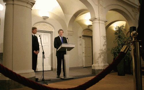 DEN HAAG â€“ Vice-premier De Graaf gaf dinsdagmorgen in de hal van het ministerie van Algemene Zaken in Den Haag een ingelaste persconferentie naar aanleiding van de aanslag in Irak waarbij een Nederlandse sergeant om het leven kwam. De vice premier sprak