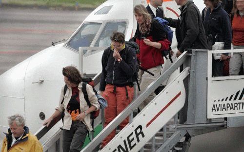 ROTTERDAM - Zes wandelaars en de reisleidster die betrokken waren bij de dramatische wandeltocht vorige week in Zuid-Spanje kwamen dinsdag aan op Rotterdam Airport. Achteraan (met onherkenbaar gemaakt gezicht) loopt reisleidster Sonja van Z. Ze is in staa