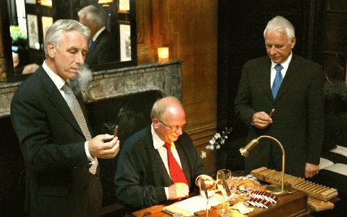 AMSTERDAM - Ad en Jack (r.) Wintermans, directeuren van familiebedrijf Agio Cigars, roken een net gerolde sigaar. Het familiebedrijf bestaat honderd jaar. - Foto ANP