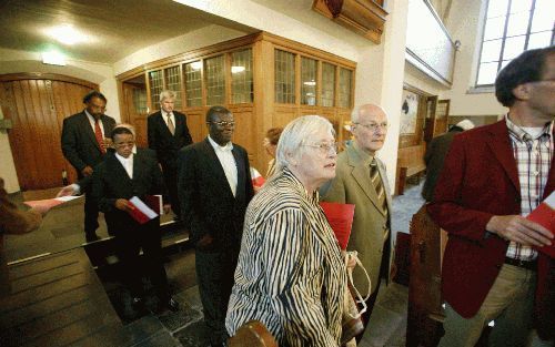 WAGENINGEN - Voorafgaand aan de eerste generale synode van de Protestantse Kerk in Nederland had woensdagavond in de Grote Kerk van Wageningen een kerkdienst plaats. Enkele honderden mensen, onder wie veel vertegenwoordigers van zusterkerken en oecumenisc