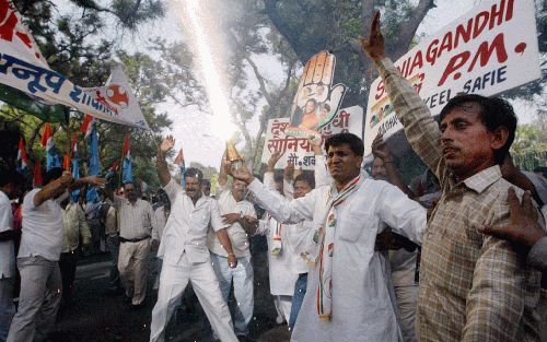 NEW DELHI â€“ Aanhangers van de Congrespartij vierden donderdag de verkiezingsoverwinning in het hoofdkwartier van de partij in de Indiase hoofdstad New Delhi. De Congrespartij (145 zetels) en haar bondgenoten (72 zetels) halen samen met de linkse partije