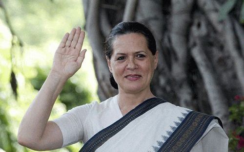 NEW DELHI - Het ziet ernaar uit dat na de glansrijke verkiezingsoverwinning van de Indiase Congrespartij de Gandhi-dynastie wordt hersteld. De Congrespartij wordt geleid door de 57-jarige Sonia Gandhi, de Italiaanse vrouw van de in 1991 vermoorde voormali