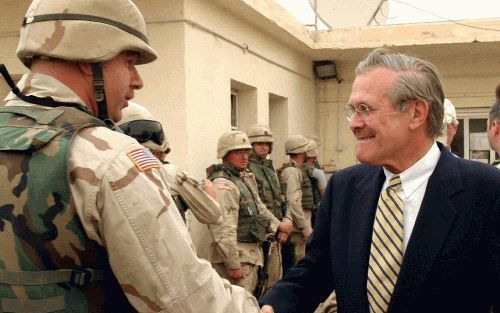 BAGDAD â€“ De Amerikaanse minister van Defensie, Donald Rumsfeld, bracht donderdag onverwacht een bezoek aan de Abu Ghraib-gevangenis bij Bagdad. Hier schudt Rumsfeld militair personeel van de gevangenis de hand. Foto EPA