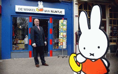 ZWOLLE â€“ Vanaf 12 jaar gaan jongeren de plaatjes van Dick Bruna weer leuk vinden, vertelt Herbert Isacson (hier voor zijn winkel). „Studentes bijvoorbeeld brengen regelmatig een bezoekje. Ook aanstaande moeders snuffelen graag even rond. In Amsterdam ko