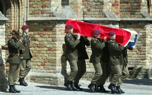 FRANEKER: Een zestal militairen draagt zaterdag de kist met het stoffelijk overschot van de sergeant Dave Steensma de Martinikerk uit. Steensma kwam afgelopen maandag in Irak om het leven. De begrafenis van Steensma had plaats met militair ceremonieel. De