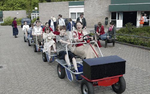 AMERSFOORT - Ruim 900 gasten bezochten zaterdag de familiedag van Helpende Handen. De familievereniging van de Gereformeerde Gemeenten organiseerde de dag in het kader van haar 30-jarig jubileum. - Foto Herman StÃ¶ver