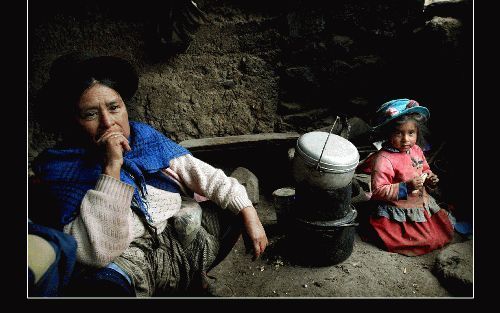 HUAYLLAY â€“ Peruaanse indianen in een dorpje hoog in de Andes. Steeds vaker nemen de bewoners van het hooggebergte het recht in eigen hand om zich te bevrijden van corrupte en onbekwame bestuurders.&#61559; Foto RD, Sjaak Verboom