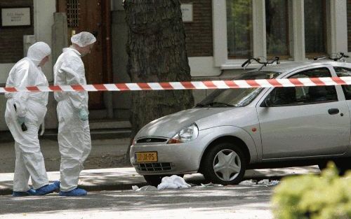 AMSTERDAM â€“ Leden van de technische recherche zoeken in de Amsterdamse Apollolaan naar sporen. Op deze plek werd maandag de vastgoedhandelaar Willem Endstra neergeschoten. Hij overleed later in het ziekenhuis. Foto ANP