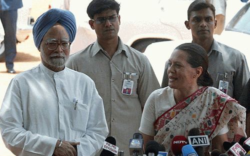 NEW DELHI â€“ De leider van de Indiase Congrespartij, Sonia Gandhi (r.), maakte dinsdag bekend dat zij afziet van het premierschap. De partij heeft inmiddels oud-minister van FinanciÃ«n Manmohan Singh (l.) als kandidaat naar voren geschoven. Foto EPA