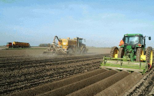 SINT PHILIPSLAND â€“ Uitrijden van mest over het aardappelland in het voorjaar van 2003. Dinsdagmiddag maakten minister Veerman en staatssecretaris Van Geel de nieuwe regels voor het mestbeleid bekend. Foto Wim van Vossen