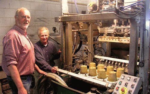 LICHTENVOORDE â€“ De kleinste papierfabriek van West Europa, Fiberform in Lichtenvoorde, werkt al een aantal jaren aan een productie van een papieren bloempot voor de tuinbouw. Toch lijkt de markt niet rijp voor het biologisch afbreekbare product. Directe