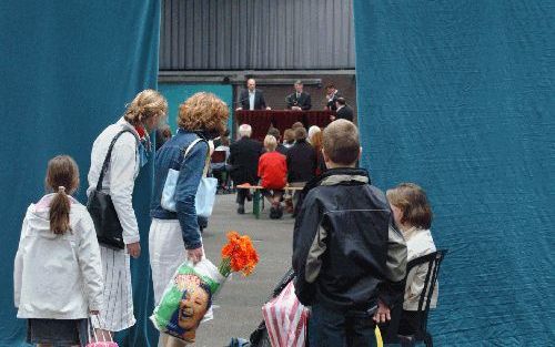 UTRECHT â€“ Stichting Ontmoeting hield zaterdag in Utrecht de vijfde ontmoetingsdag. In een afgeschermd deel van de zaal was een debat tussen de kamerleden Van der Ham (D66), Van der Vlies (SGP) en directeur van Ontmoeting Van Hell over legalisering van s