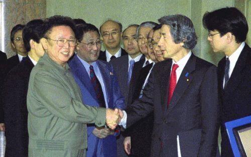 PYONGYANG â€“ De Japanse premier Junichiro Koizumi schudt de hand van de Noord-Koreaanse leider Kim Jong Il. Zaterdag kwamen de leiders in de Noord Koreaanse hoofdstad Pyongyang overeen dat de familieleden van in het verleden ontvoerde Japanners in Noord-