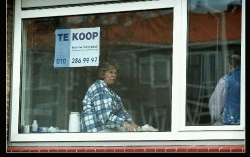 „Juist in de huidige woningmarkt stagneert de doorstroming in het duurdere segment, waardoor ook de sociale woningmarkt op slot zit. Om te voorkomen dat met name de kwetsbare groepen in de samenleving kansloos worden op de woningmarkt, grijpt de overheid 