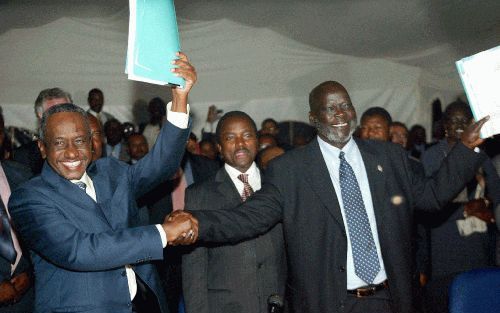 NAIVASHA - In Kenya is woensdag een verdesakkoord ondertekend. Vice minister president Vice-premier van Sudan Ali Osman Mohamed Taha (L), Kenya's minister van buitenlandsezaken Kolonzo Musyoka (C) en Sudan People's Liberation Movement (SPLM) leider Dr Joh