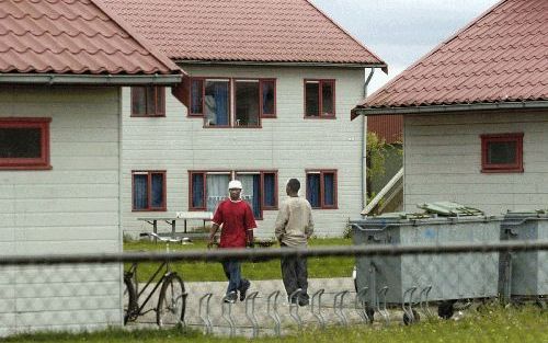 TER APEL â€“ Het huidige asielzoekerscentrum in het Groningse Ter Apel, een kilometer buiten het dorp. Het azc wordt mogelijk omgevormd tot een vertrekcentrum. Foto Jan Anninga