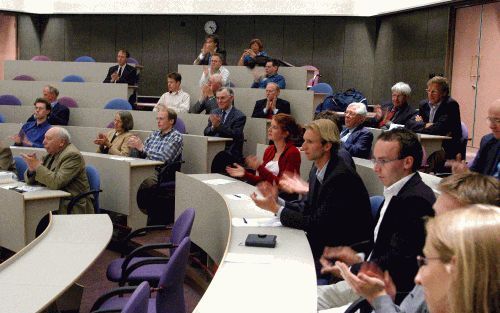 AMSTERDAM â€“ Aan de Amsterdamse Vrije Universiteit had woensdag een symposium plaats over de Reformatieherdenking van 1917. Prof. J. P. Boendermaker hield tijdens de bijeenkomst een lezing over het Lutherlied. Foto Dijkstra