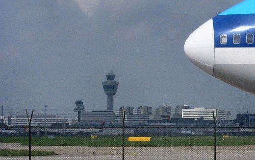 SCHIPHOL â€“ KLM is ontstemd over de gesprekken van Schiphol en de overheid met Singapore Airlines. Tot groot ongenoegen van KLM wil e luchthaven de Aziaten ertoe bewegen van Schiphol een uitvalsbasis in Europa te maken. Foto RD