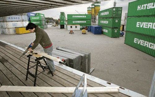 ROTTERDAM: Studenten bouwen donderdag in de Rotterdamse haven aan een containerstad. Ter gelegenheid van het 90-jarig bestaan van het Rotterdamsch Studenten Corps wordt een stad van containers gebouwd waarin van 8 tot en met 21 juli onder meer restaurants