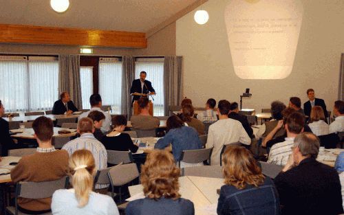 BUNSCHOTEN â€“ Het Landelijk Contact Jeugdverenigingen van de Christelijke Gereformeerde Kerken hield donderdag in Bunschoten zijn jaarvergadering. Het thema van de bijeenkomst was ”Hart voor jongeren.” Foto Edwin Janssen