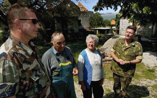 LIVNO â€“ Ritmeester Polman Tuin (r.) van de Koninklijke Landmacht op bezoek bij een echtpaar in de buurt van Livno in BosniÃ«. De landmacht werkt sinds kort met kleine teams in voorma lig JoegoslaviÃ«. Dit om meer direct contact te hebben met de lokale b