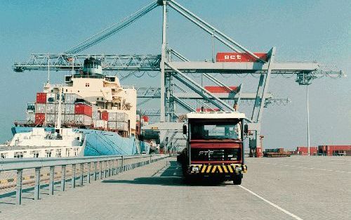 ROTTERDAM â€“ Siemens Nederland levert onder andere elektronische systemen voor havenoverslaginstallaties. Een klant is European Container Terminals (ECT) in de haven van Rotterdam (foto). Ook in de havens van Bremen en Antwerpen leverde Siemens de elektr