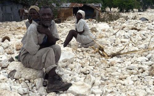 FOND VERRETTES â€“ Een HaÃ¯tiaanse familie wacht op humanitaire hulp van Canadese troepen in de buurt van Fond Verrettes na de overstromingen van vorige week die mogelijk aan meer dan 2000 mensen het leven kostten. Hulporganisaties vrezen voor het uitbrek