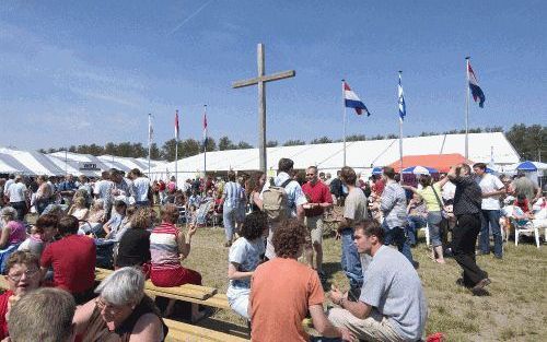 BIDDINGHUIZEN - De jaarlijkse pinksterconferentie Opwekking, die van vrijdagavond tot maandagmiddag werd gehouden in Biddinghuizen, heeft dit jaar ruim 50.000 bezoekers getrokken. Volgens de organisatie een record. - Foto Bram van de Biezen