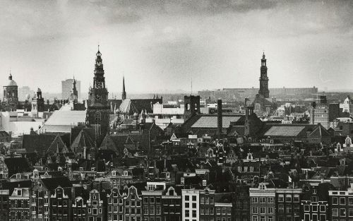 „Nederland kent een lange traditie van vrijheid van godsdienst en van vrijheid van meningsuiting.” Foto: kerktorens steken boven de daken van Amsterdam uit. Foto RD