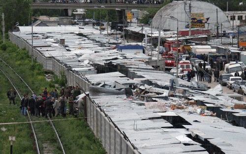 SAMARA - Ravage nadat er een bom explodeerde op een markt in Samara. Tijdens de aanslag was het erg druk op de markt. Er zijn zeker 10 mensen omgekomen. Foto EPA