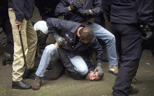 DEN HAAG - Een anti-fascistische demonstrant wordt zaterdag in Den Haag hardhandig gearresteerd. De politie heeft zaterdagmiddag in Den Haag enkele honderden antifascistische activisten gearresteerd na ongeregeldheden bij een demonstratie. De politie voer