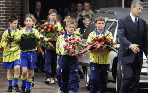 BERGHEM â€“ Jonge leden van de plaatselijke voetbalvereniging droegen zaterdag bloemen uit de Sint Willibrorduskerk in Berghem, na de uitvaartdienst voor de drie kinderen die vorige week door hun moeder om het leven werden gebracht. De jongens werden verv