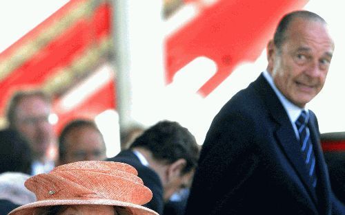 ARROMANCHES â€“ Koningin Beatrix en de Franse president Chirac zondag in Arromanches bij de officiÃ«le herdenking van D-day. Foto EPA