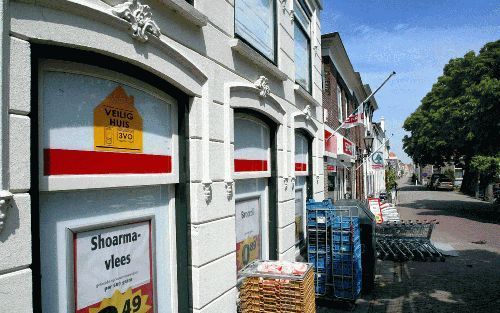 ZWARTEWAAL - De Spar in Zwartewaal is een van de drie Veilige Huizen waar scholieren in de omgeving van het Zuid-Hollandse Brielle terechtkunnen als ze pech krijgen met hun fiets, achternagezeten worden of zich bedreigd voelen. - Foto RD, Sjaak Verboom