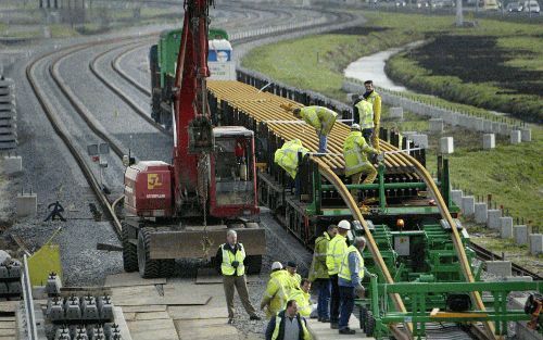 UTRECHT - Als het aan goederenvervoerder Railion ligt komt de Betuweroute eerder in gebruik dan in 2007, het geplande jaar van opening. Er zijn voldoende klanten voor, en het materieel is veel eerder in huis dan in 2007. Volgens Railion-directeur Carel Ro