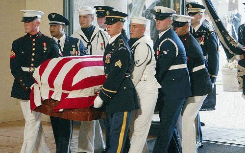 SIMI VALLEY - De kist met het lichaam van de zaterdag overleden Amerikaanse oud-president Ronald Reagan wordt de Ronald Reagan Bibliotheek in Simi Valley, CaliforniÃ«, binnengedragen. - Foto EPA