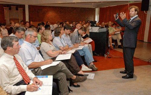 LELYSTAD - „Formuleer doelgerichte gedragsintenties, bereid verandersituaties gedegen voor en meet en beloon de gewenste gedragsverandering”, roept managementadviseur Ben Tiggelaar tijdens de studiedag kerkelijk leiderschap in Lelystad. Met zijn driestapp