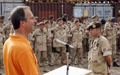 IRAK - Minister Kamp spreekt Nederlandse militairen toe in Irak. De bewindsman pleit ervoor de Europese Unie een grotere militaire rol toe te kennen bij het ingrijpen in crisisgebieden buiten Europa. Foto ANP