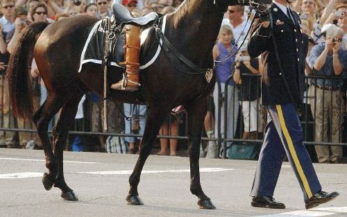 WASHINGTON â€“ Een paard zonder berijder liep woensdag mee in de stoet die het lichaam van Ronald Reagan begeleidde naar het Capitool in Washington. Daar is de zaterdag overleden oud president inmiddels opgebaard. De omgekeerde laarzen in de stijgbeugels 