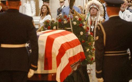 WASHINGTON â€“ Sioux-opperhoofd Glynn Crooks neemt op zijn manier afscheid van Ronald Reagan. Het lichaam van de voormalige Amerikaanse president lag tot vanochtend opgebaard in het Capitool in Washington. Daarna had de staatsbegrafenisplechtigheid plaats