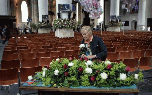 DEN HAAG â€“ In de Grote Kerk in Den Haag werden vrijdag de laatste voorbereidingen getroffen voor de doop zaterdag van prinses Catharina Amalia. De bloemstukken werden geschikt (links) en de stoelen voor genodigden zorgvuldig op hun plaats gezet (rechts)