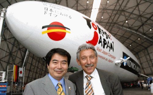 FRIEDRICHSHAFEN - Hiroyuki Watanabe van Nippon Airship Corporation en Bernd Strueter (r.) van Zeppelin Luftschifftechnik presenteren de eerste van een nieuwe generatie luchtschepen. Het 75 meter lange gevaarte wordt in Japan ingezet voor toeristische rond