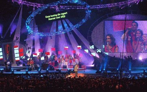 ARNHEM â€“ Samenzang en optredens van muziekbands namen zaterdag een grote plaats in tijdens de dertigste EO jongerendag in het Arnhemse stadion Gelredome. Foto Erik Kottier