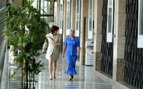 DEN HAAG - Minister Maria van der Hoeven loopt maandag met staatssecretaris van Onderwijs Cultuur en Wetenschap, Medy van der Laan, door de gangen van de Tweede Kamer. Van der Hoeven is onderweg naar het overleg van de Kamer over de misstanden op het depa