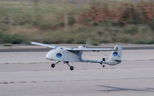 HELMOND â€“ De Bird Eye 500 vliegt vrijdag boven Amsterdam. Het bedrijf Condor UAV uit Haarlem demonstreert deze week het onbemande IsraÃ«lische robotvliegtuigje voor het eerst in Nederland. De mini UAV (Unmanned Aerial Vehicle) kan uitstekend dienst doen