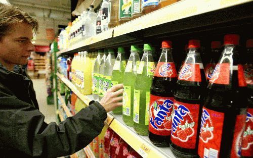 UTRECHT â€“ De hervulbare petflessen van 1,5 en 1 liter voor water en frisdrank verdwijnen. Ze worden vervangen door eenmalige flessen zonder statiegeld. Foto ANP