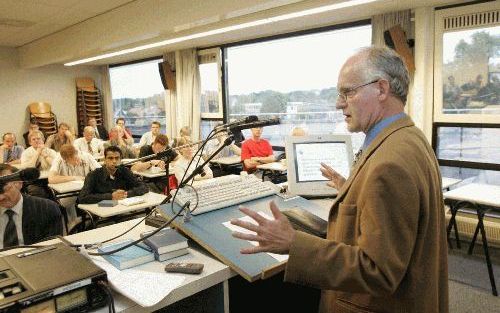 Dr. J. Hoek sprak donderdagavond op een symposium over christelijke toekomstverwachting. „De eindtijd geeft niet alleen toename van negatieve krachten, maar ook van Gods verrassingen en meevallers.” Foto RD