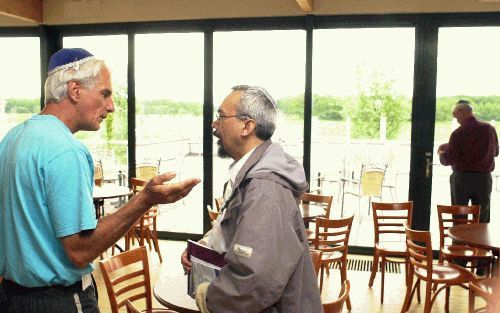 DALFSEN â€“ Geanimeerd gesprek tussen deelnemers aan de zevende internationale conferentie van Messiasbelijdende Joden. Ongeveer 800 mensen zijn dezer dagen in Dalfsen bijeen. Foto Frank Uijlenbroek